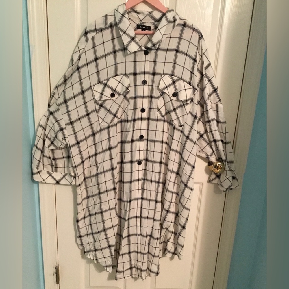 Women’s Plus Torrid Size 5, Oversized Black & White Plaid Long Tunic Button Up